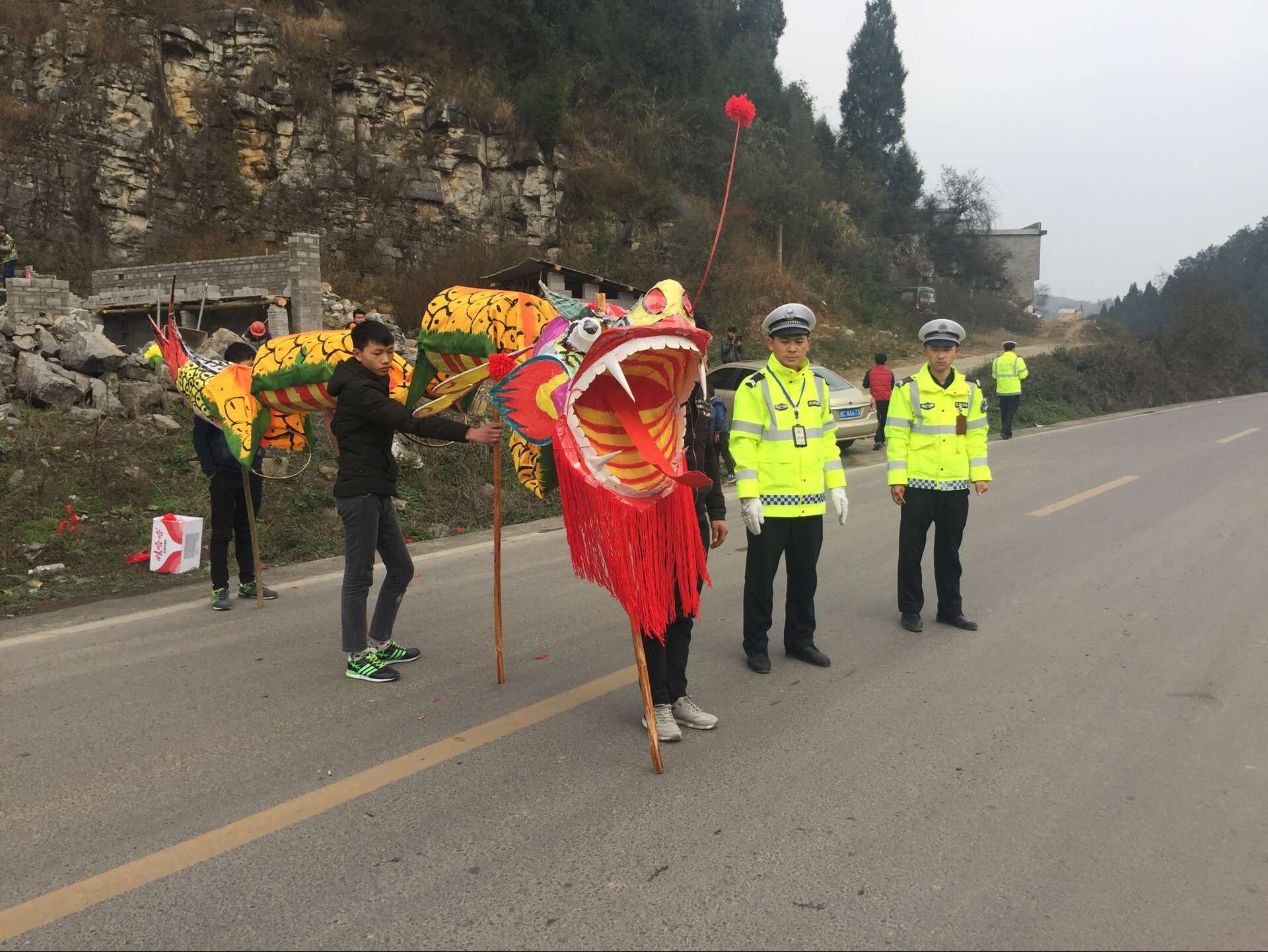 金沙县沙土镇集中开展拦车舞龙拜年宣传活动