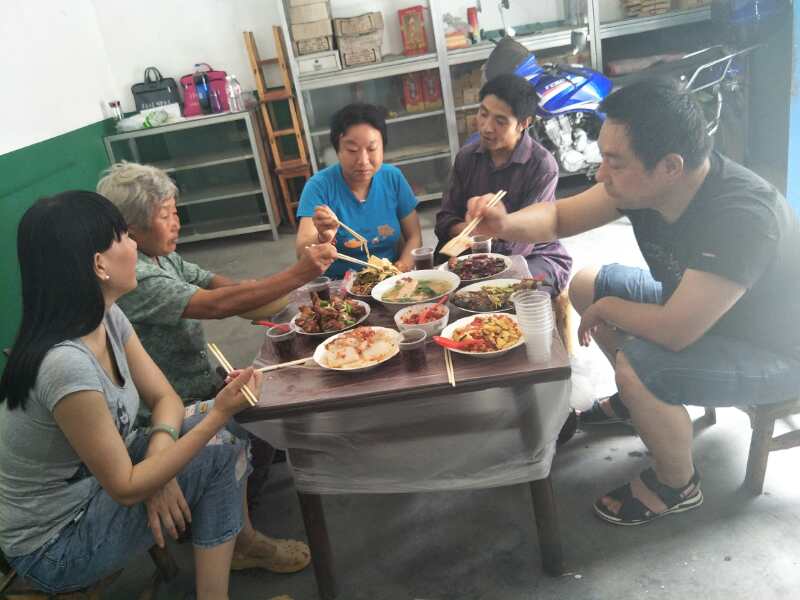 亲戚越走越亲 感情越走越深