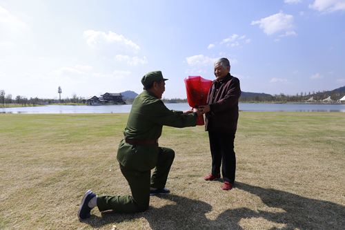 大篷车双拥党群服务站服务金婚夫妇