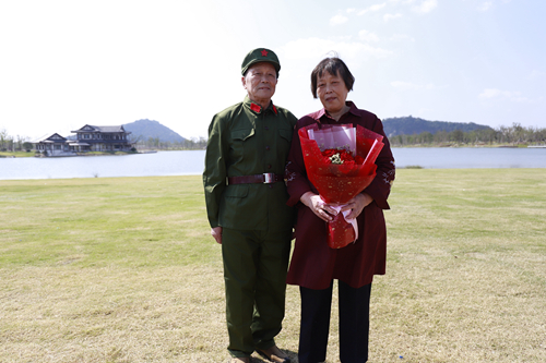 大篷车双拥党群服务站服务金婚夫妇